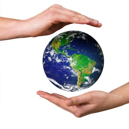Mains protégeant la Terre mains protégeant la planète Terre
