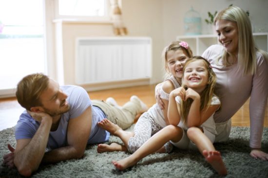 famille dans un salon