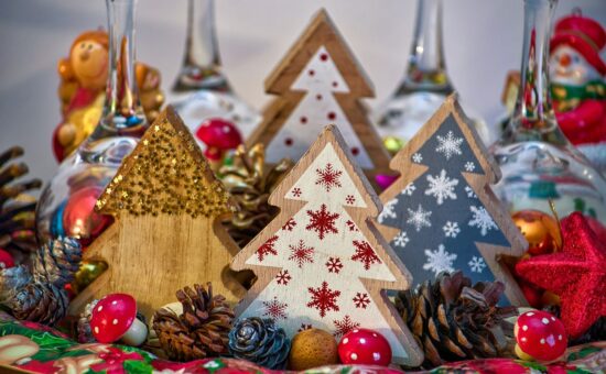 petits sapins de noel en bois