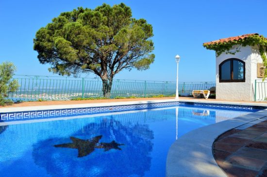 piscine exterieure en journee