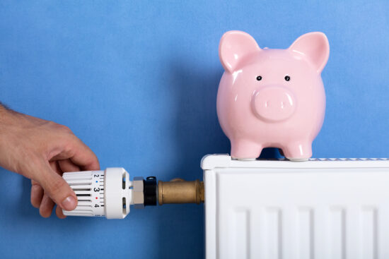 Main d'homme réglant le thermostat