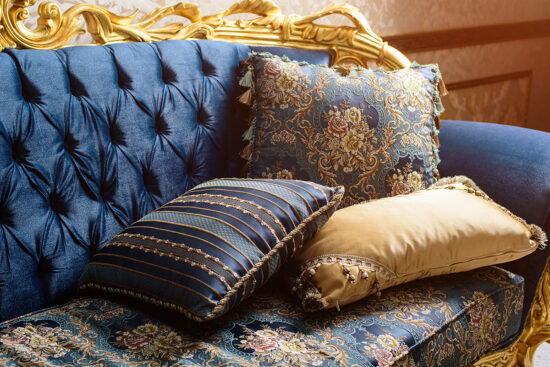Canapé bleu de luxe avec coussins. Style baroque.