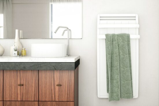 salle de bain avec seche-serviettes electrique