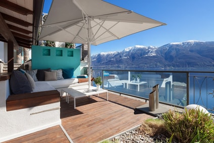 parasol sur un grand balcon