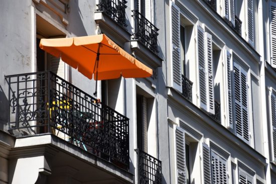 petit balcon avec parasol rectangulaire