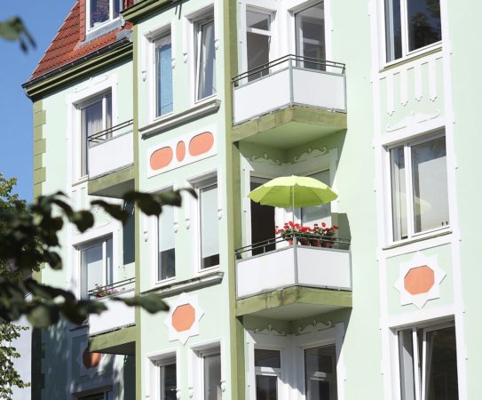 petit balcon avec parasol rond