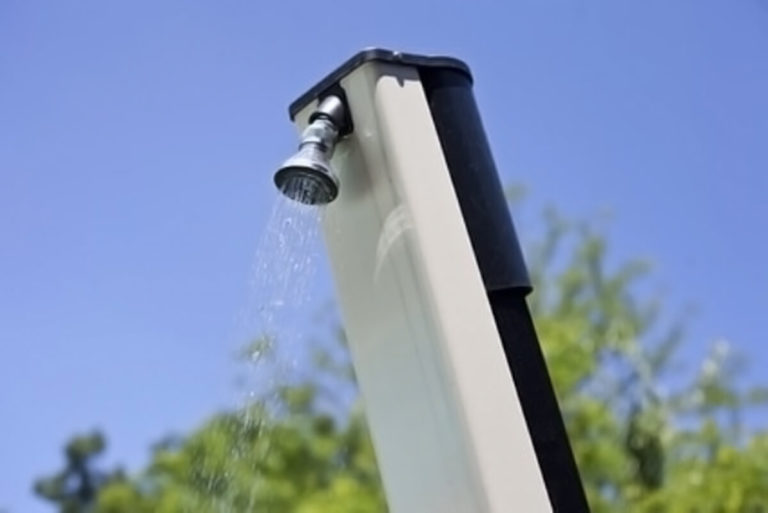 Bien choisir votre douche solaire extérieure