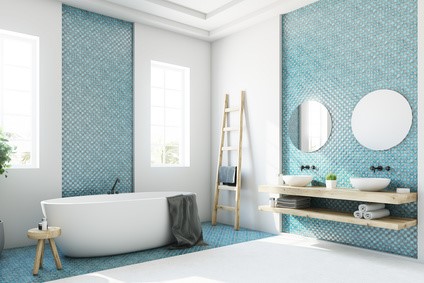 Baignoire îlot dans salle de bains contemporaine.