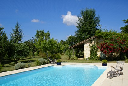 piscine enterrée dans un jardin