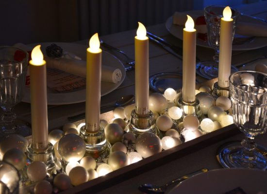 Centre de table de Noël avec des bougies.