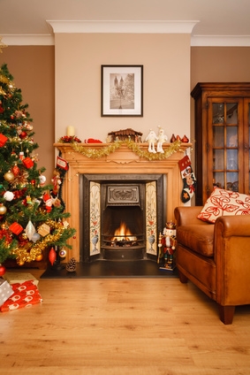 Salon et cheminée décorés pour Noël