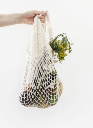 Sac réutilisable avec légumes verts.