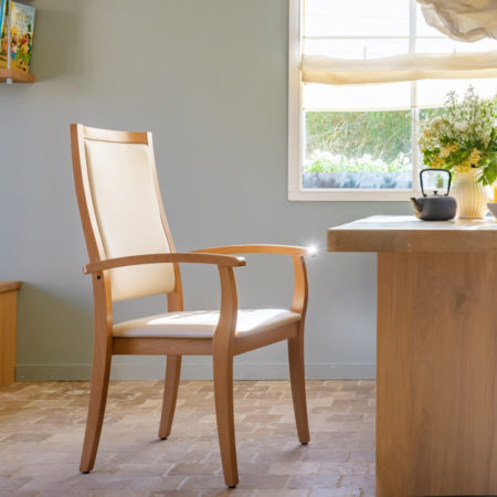 Chaise à accoudoirs pour seniors.