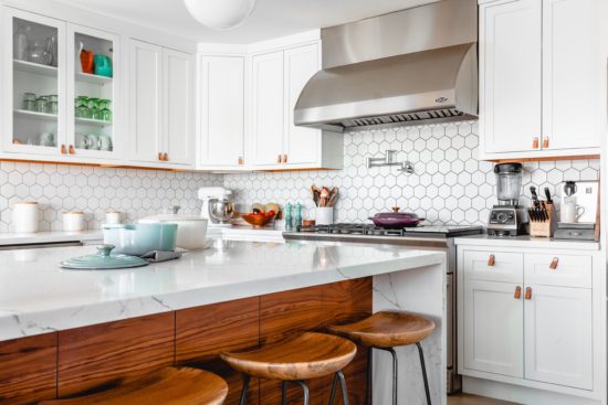 Cuisine blanche avec éléments en bois et électroménagers vintage.