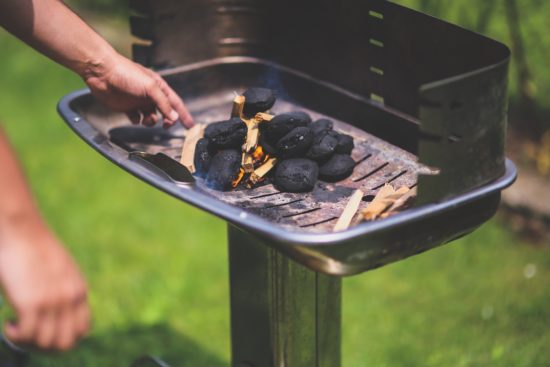 Barbecue au charbon de bois.