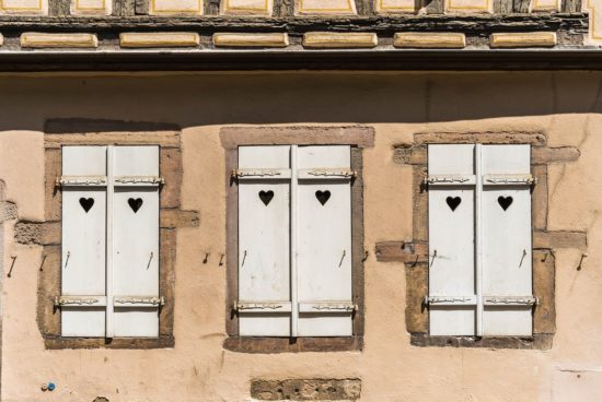 volets avec des coeurs fermes