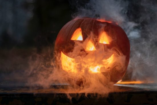 citrouille decoupee avec une bougie a l'interieur - halloween