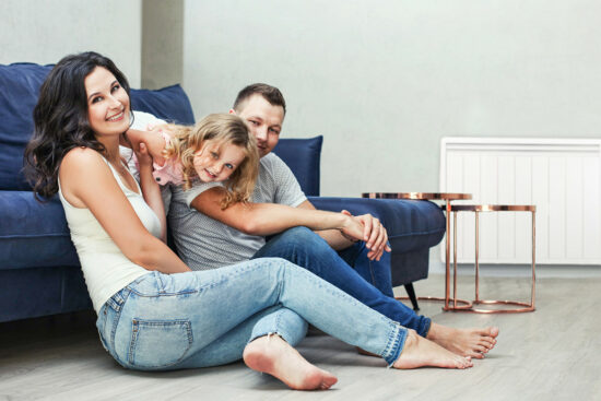 couple avec enfant dans salon avec radiateur aterno