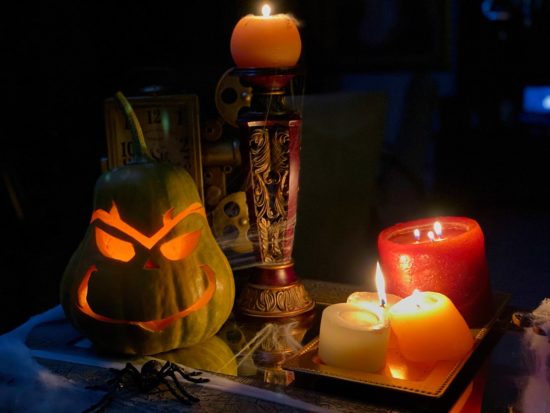 decoration pour halloween - bougies - citrouille decoupee