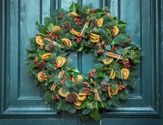 Couronne de Noël sur une porte d'entrée.