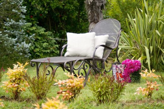 chaise longue dans un jardin