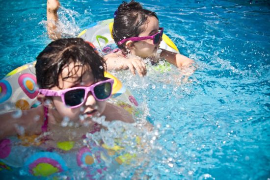 enfants dans une piscine