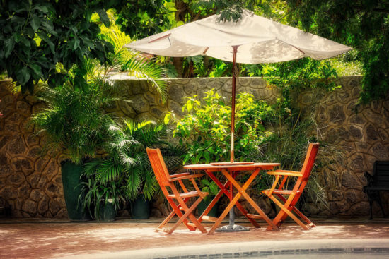 table et chaises de jardin avec parasol
