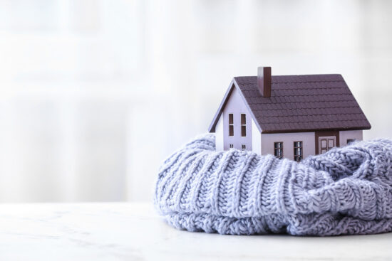 maison avec une echarpe autour