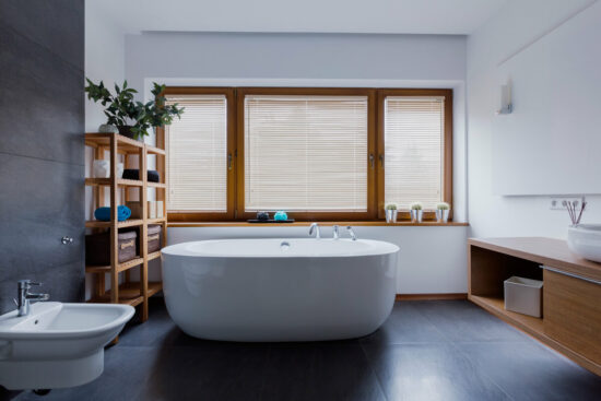 salle de bain avec une baignoire ilot