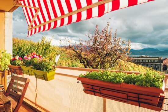 balcon avec jardinieres et table a manger