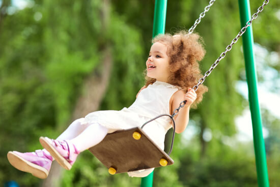 enfant qui fait de la balancoire