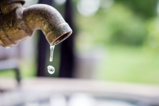 robinet avec fuite d'eau