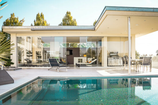 maison moderne de plain pied avec piscine