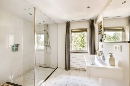 salle de bains avec douche a l'italienne