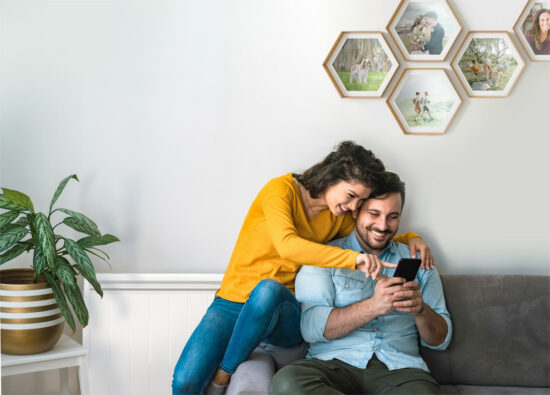 salon jeune couple et radiateur electrique a inertie