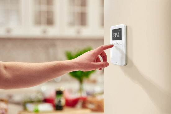 thermostat de chauffage fixe au mur